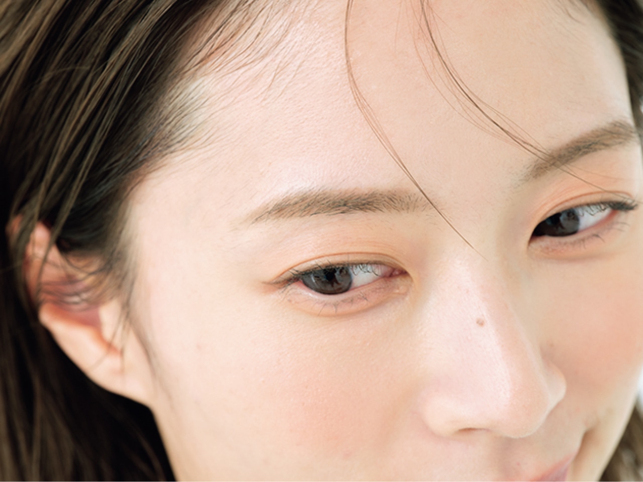 眉は毛のない箇所のみ埋めて、淡くふんわりと