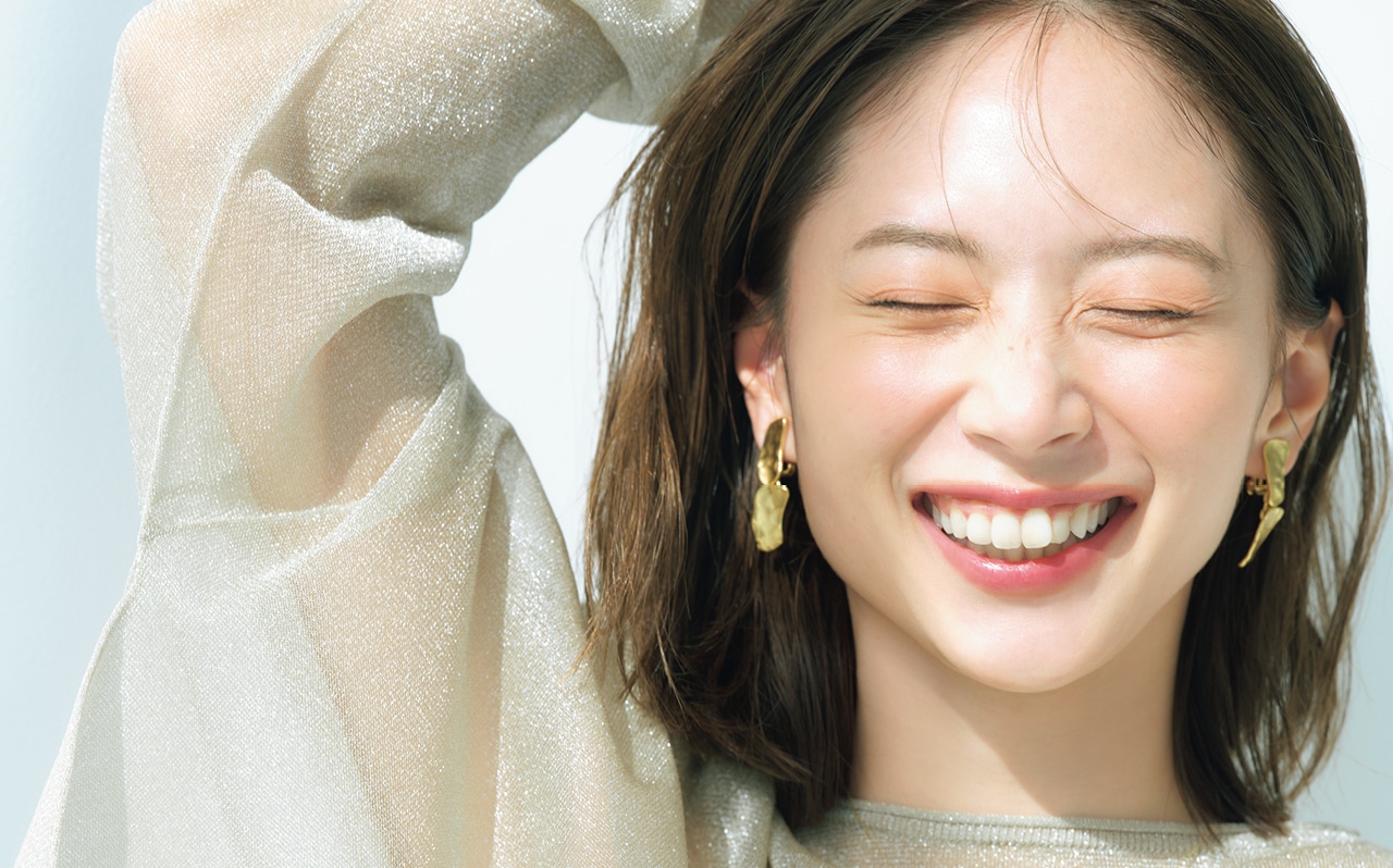 手早く仕上がる、ナチュラルで華のあるメイクの野坂さん