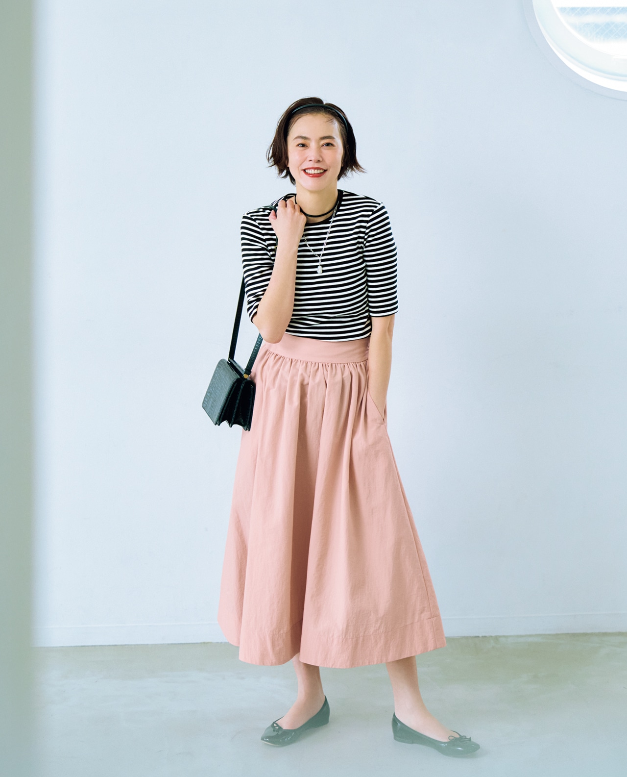 浅見れいなさんの20th Anniv. LEE限定 12closet（トゥエルブクローゼット）【洗える】【福田麻琴さんコラボ】ジュエリー映えする究極のリブTシャツと20th Anniv. LEE限定 12closet（トゥエルブクローゼット）【洗える】【シワになりにくい】【撥水】【福田麻琴さんコラボ】タックボリュームスカートのコーデ