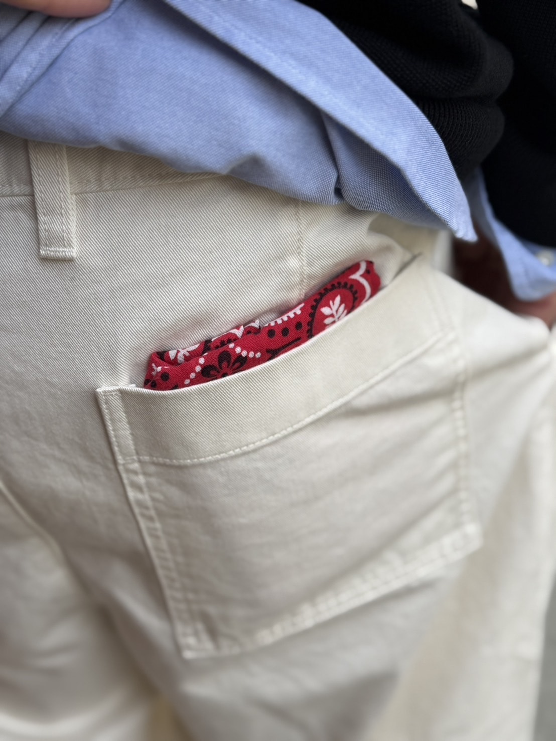 メンズコーデ　パンツのポケットに赤いバンダナ