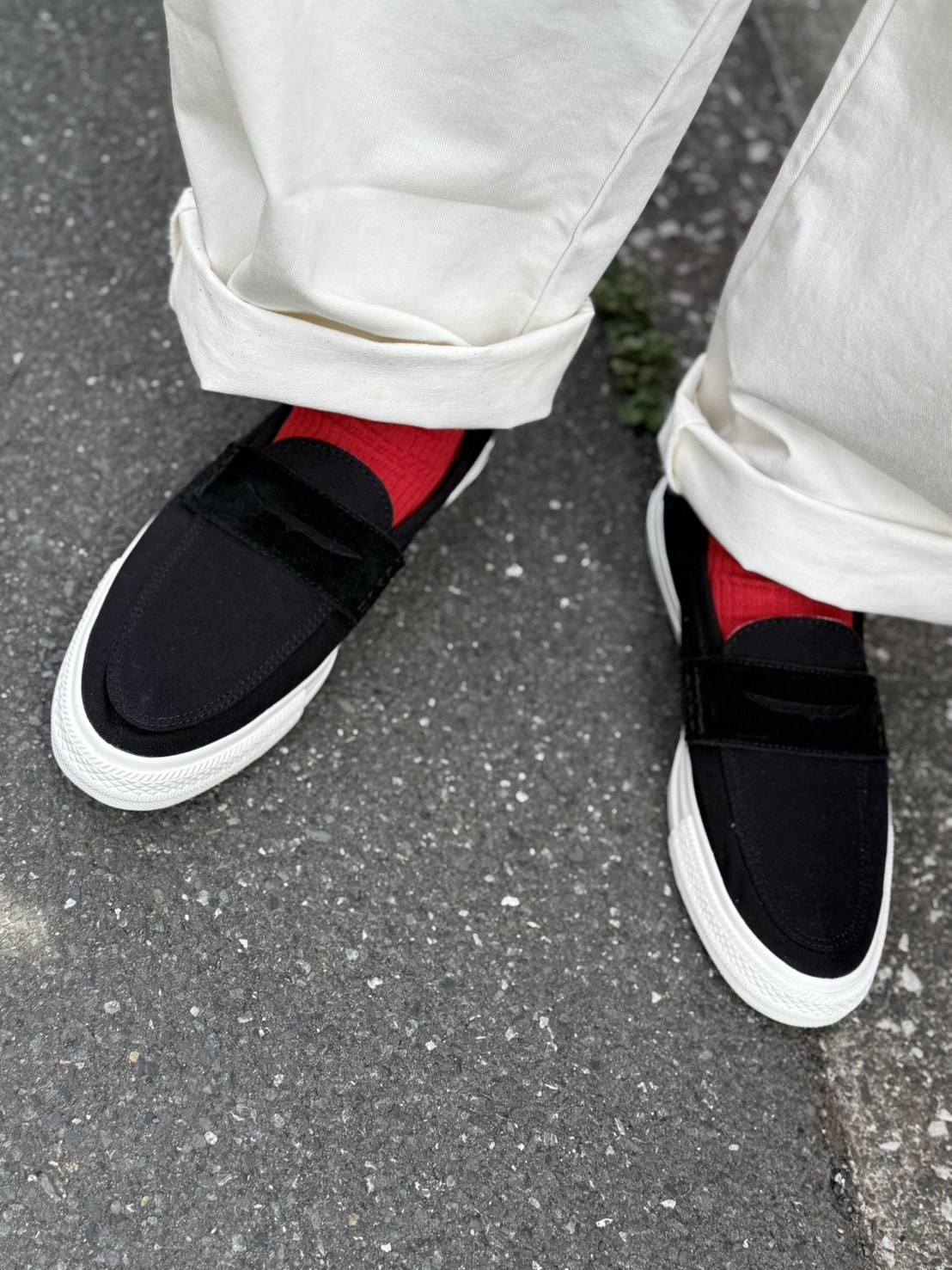 メンズコーデ　赤いソックス（UNIQLOの50色ソックス）の足元