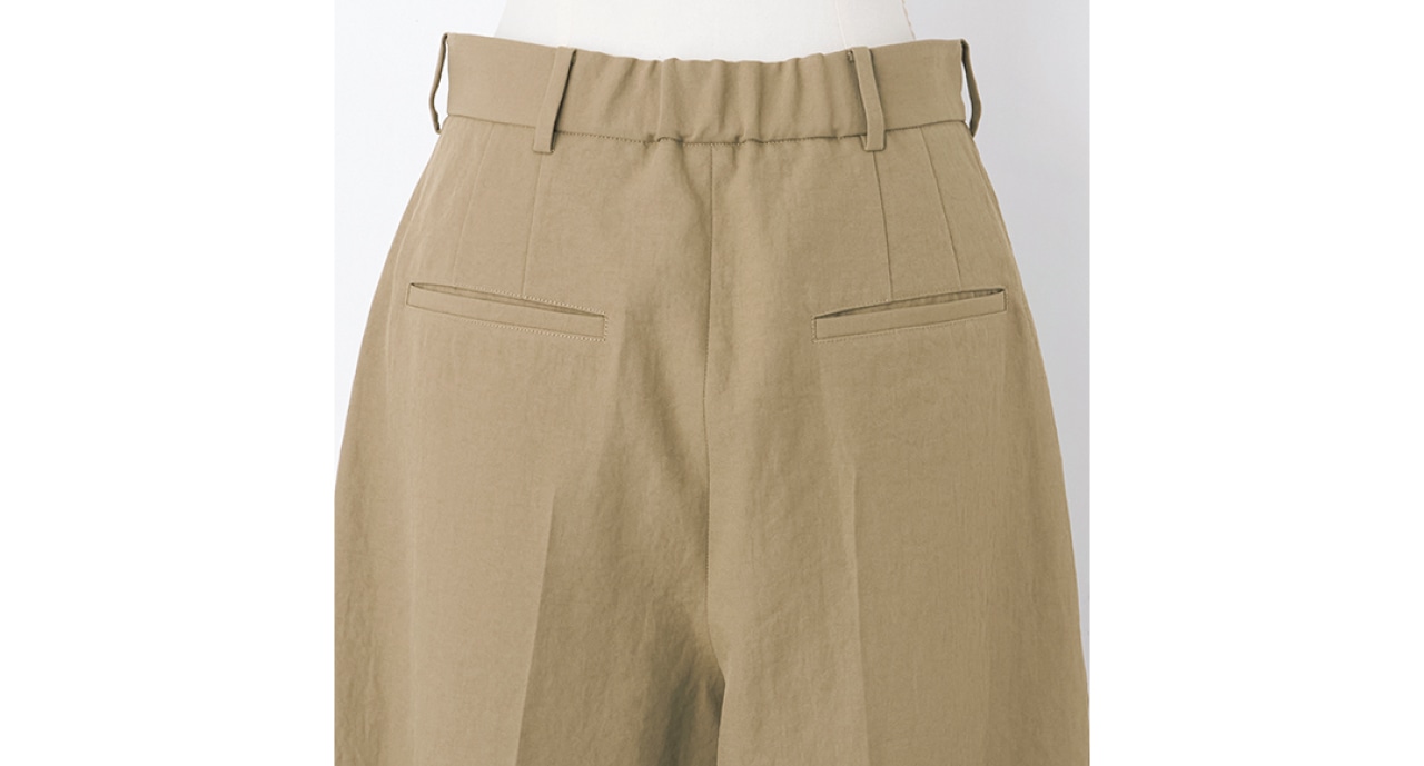 後ろの中心部分のみゴムになっているので、前から見るととてもきれいめ。トップスをウエストインした着こなしも楽しめます。