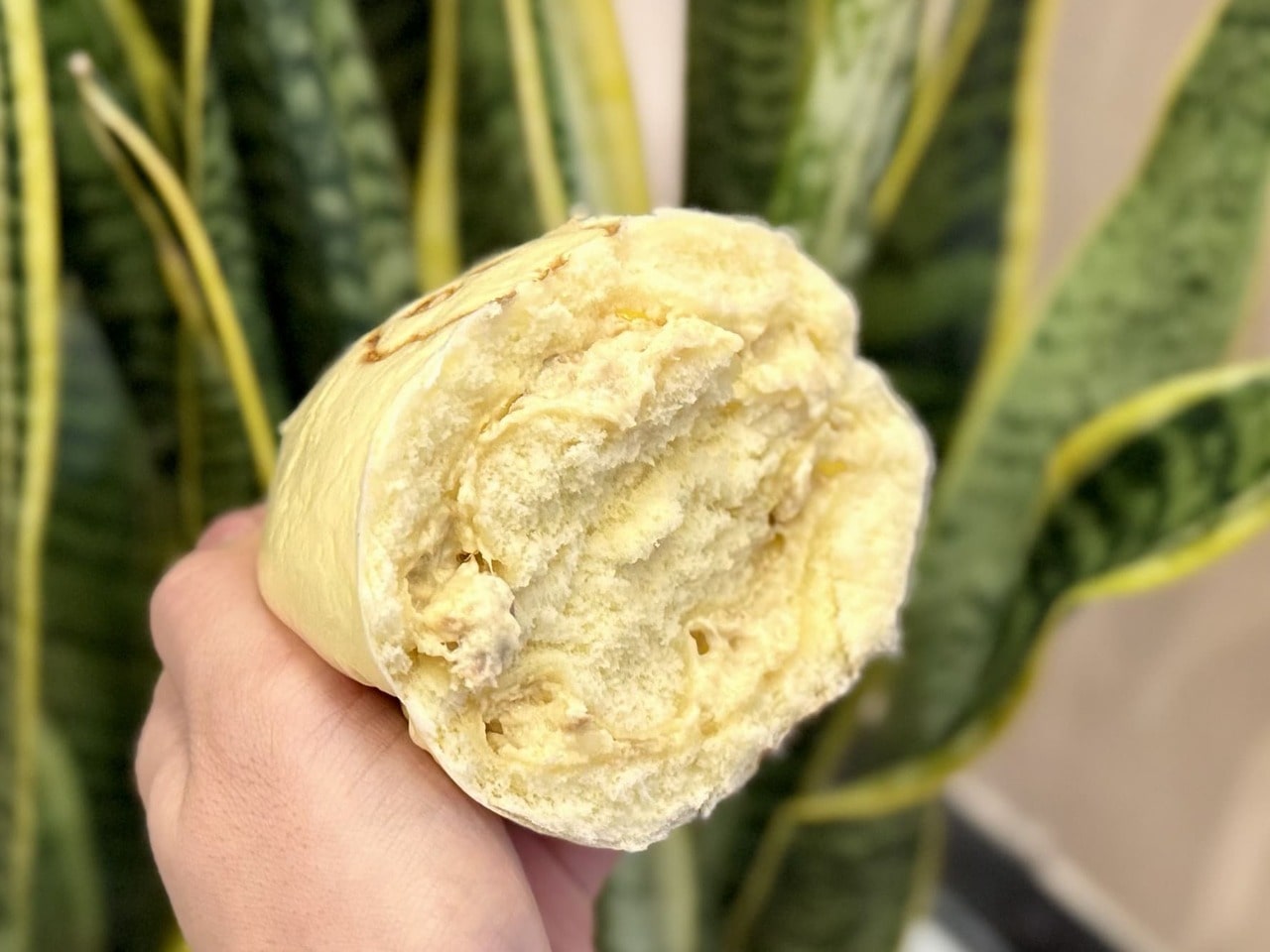 USJ25周年食べ歩きメニュー「マヨマヨツナマヨコーンまん」断面