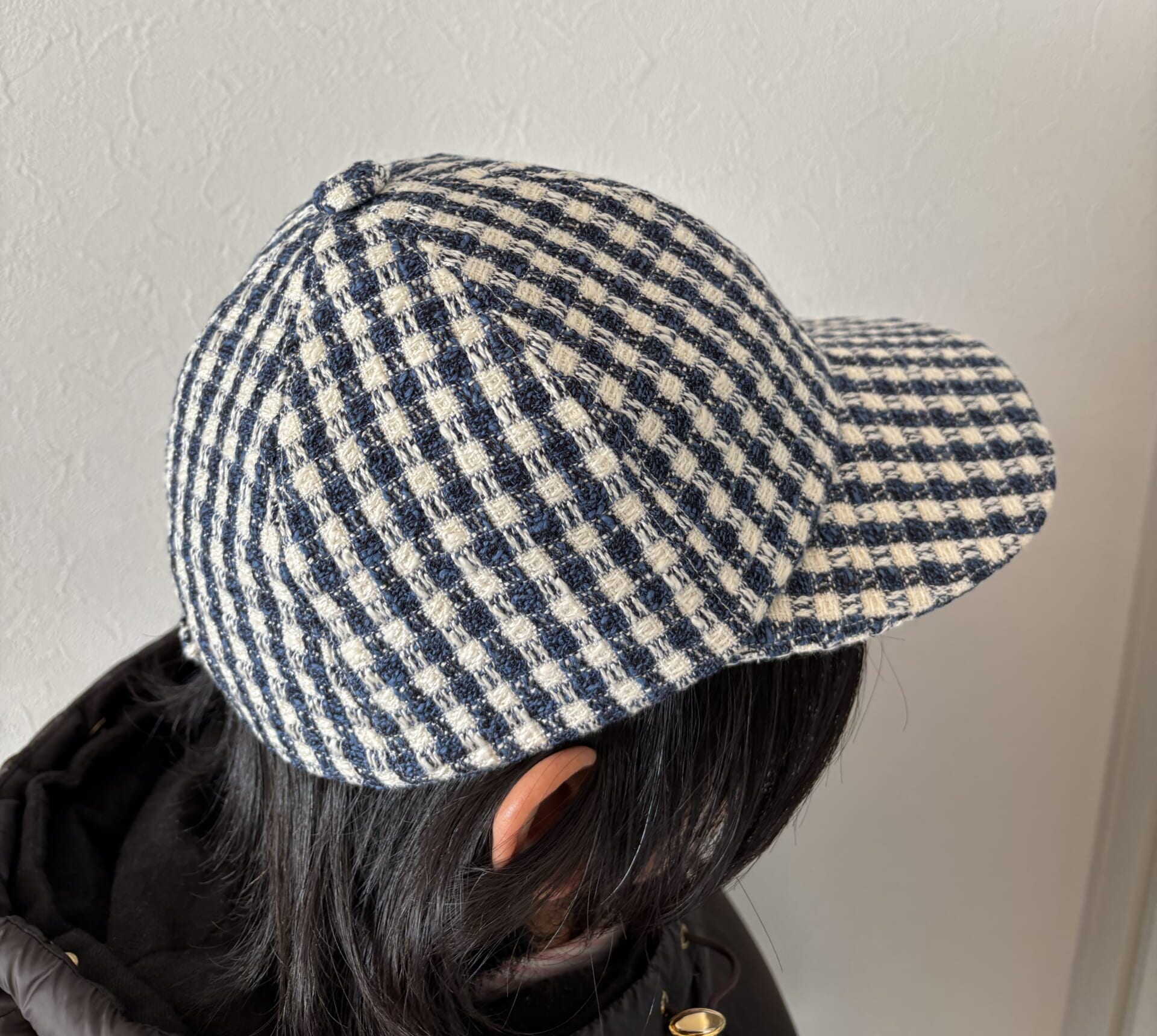 CHECK &STRIPEのツイード生地で作ったキャップを被るLEE100人隊