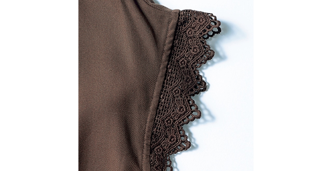 袖口に配したレースは、カジュアル派も挑戦しやすい甘さ控えめなパターンを選びました。