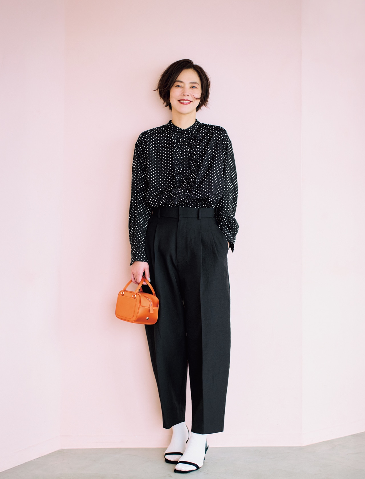 浅見れいなさんの20th Anniv. LEE限定 12closet（トゥエルブクローゼット）【洗える】【接触冷感】【福田麻琴さんコラボ】フロントフリルブラウスと20th Anniv. LEE限定 12closet（トゥエルブクローゼット）【洗える】【吸水速乾】【UVカット】【福田麻琴さんコラボ】NEWバルーンパンツのコーデ