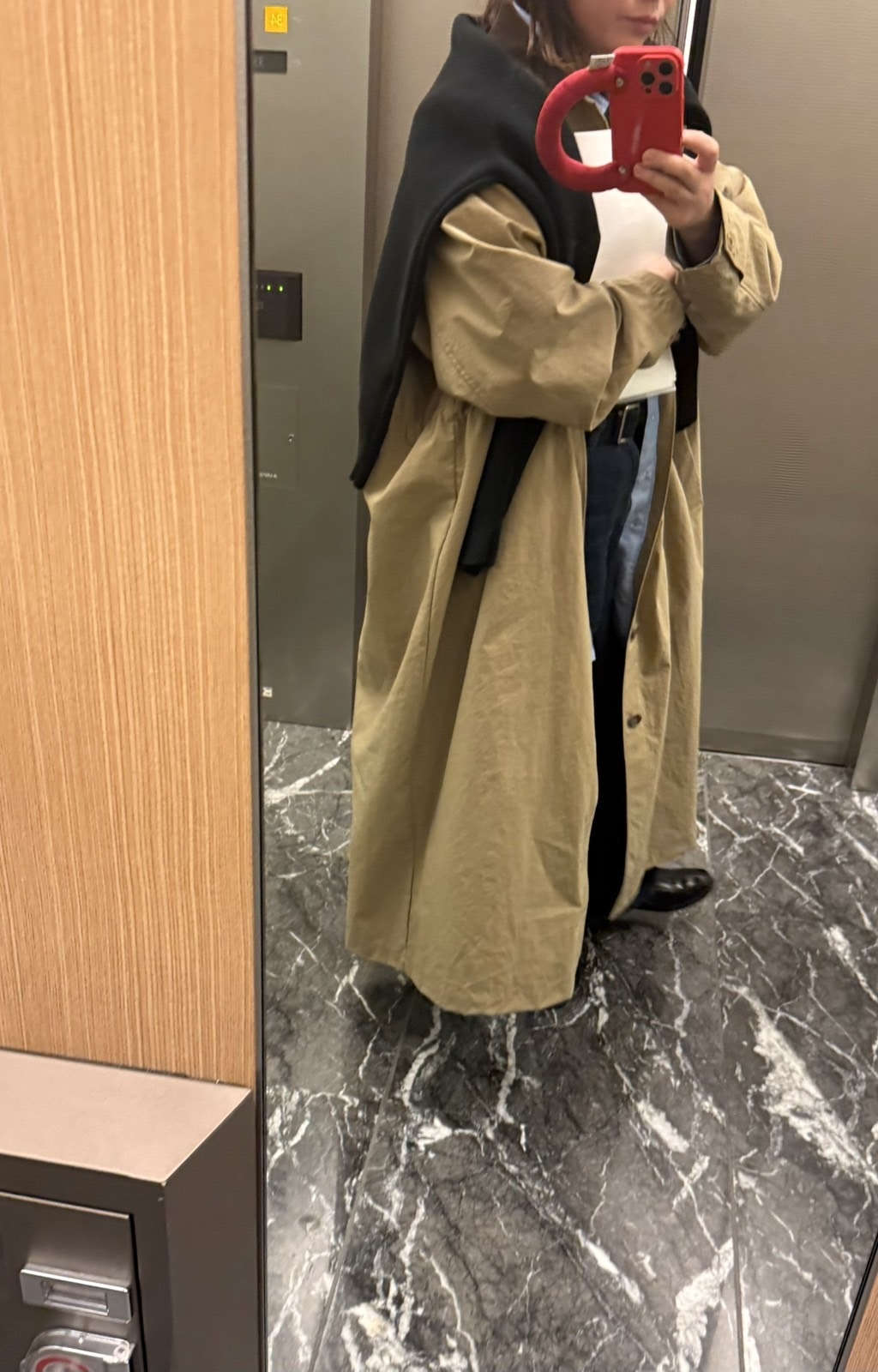 UNIQLOのウォッシャブルミラノリブクルーネックセーターをコートの上から肩掛けしたコーディネート