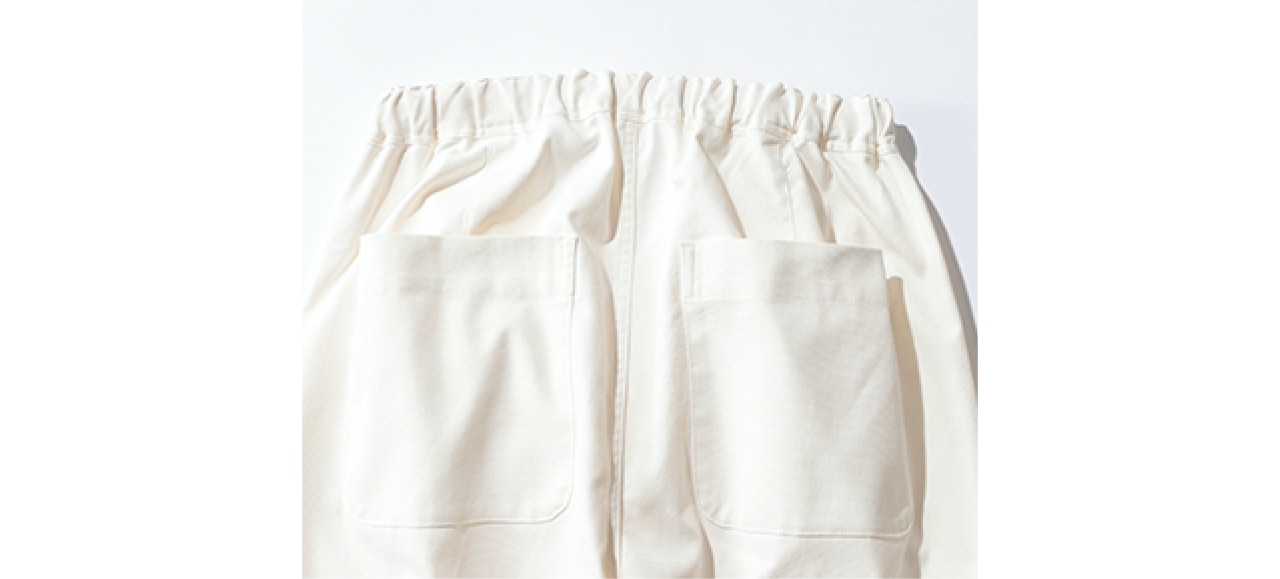 後ろ姿に表情をつける大きめのヒップポケットも見逃せない！