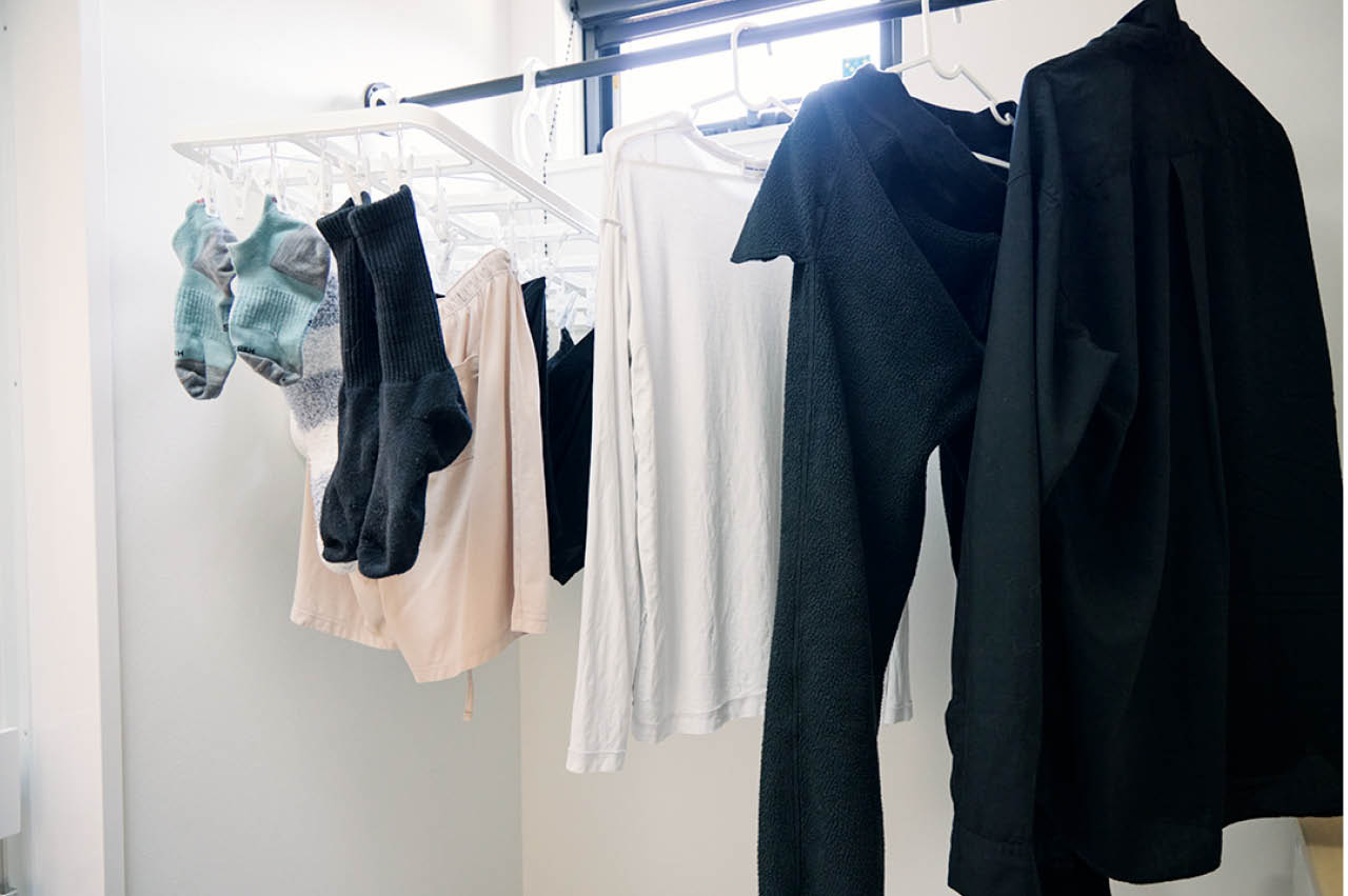 ハンガーはかさばらない薄いもので、干す用と収納用を兼用に