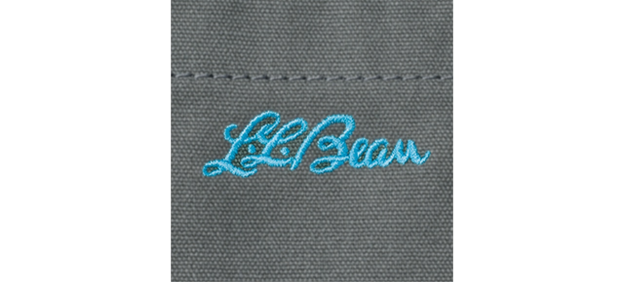 ブランドネームの刺しゅうはグローサリー・トートと同じ、’70年代のアーカイブを元にした筆記体を採用。