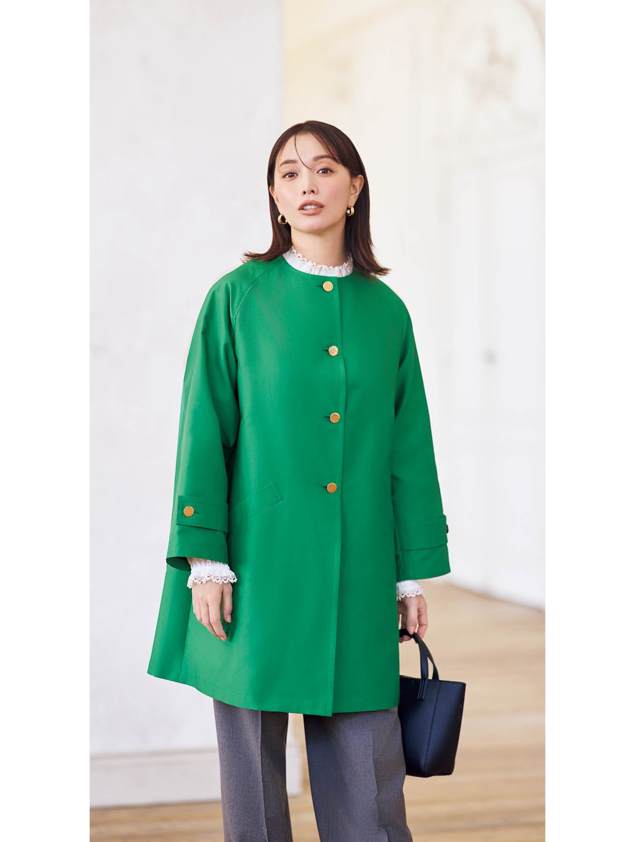 蛯原友里さんのマッキントッシュ フィロソフィー WELBURY（ウェルベリー）　ゴールドボタンが目を引くノーカラーのコーデ