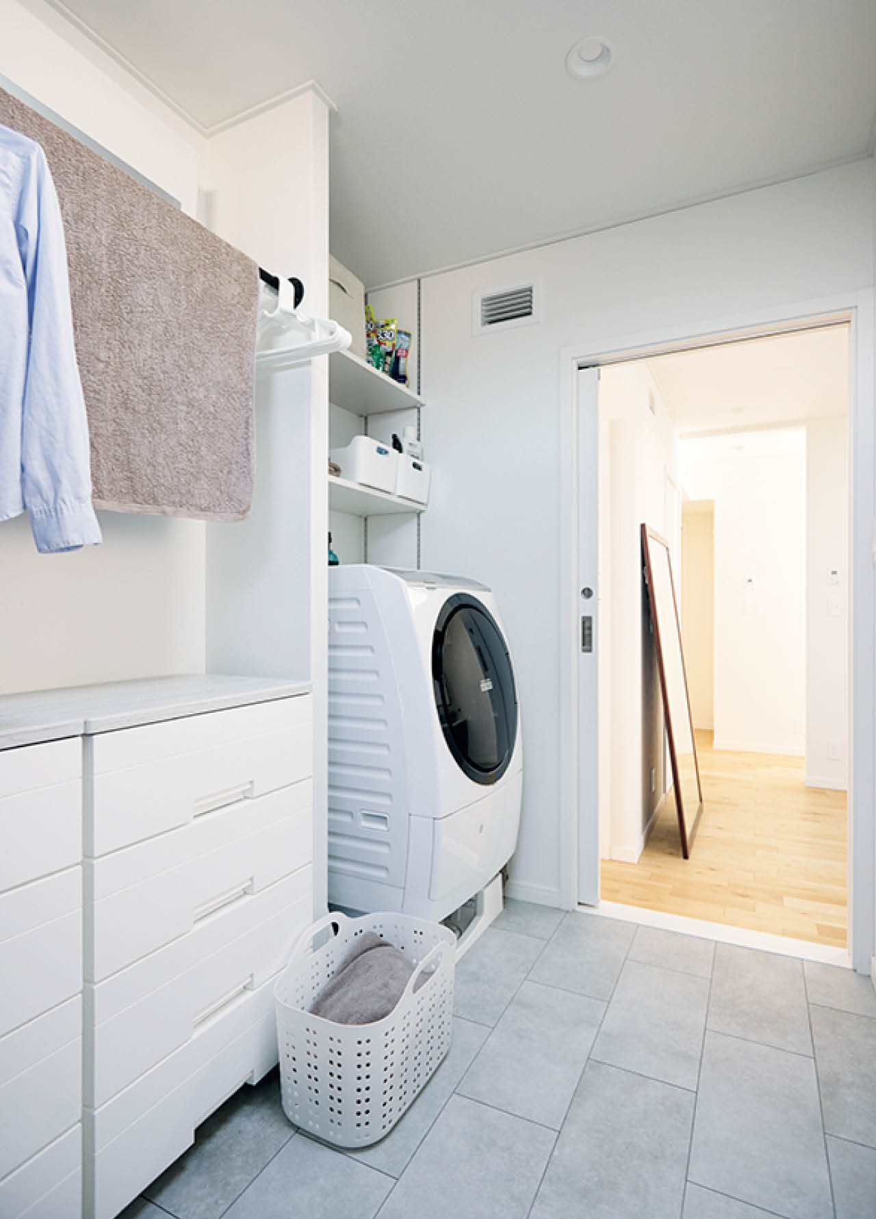 ランドリールームを大きく設け、洗面所は独立させた間取り