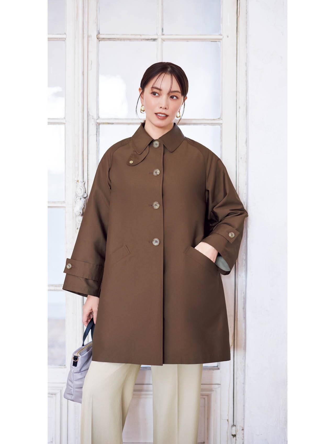 蛯原友里さんのマッキントッシュ フィロソフィー WELBURY（ウェルベリー）　トラッドな魅力を満喫できるステンカラーのコーデ