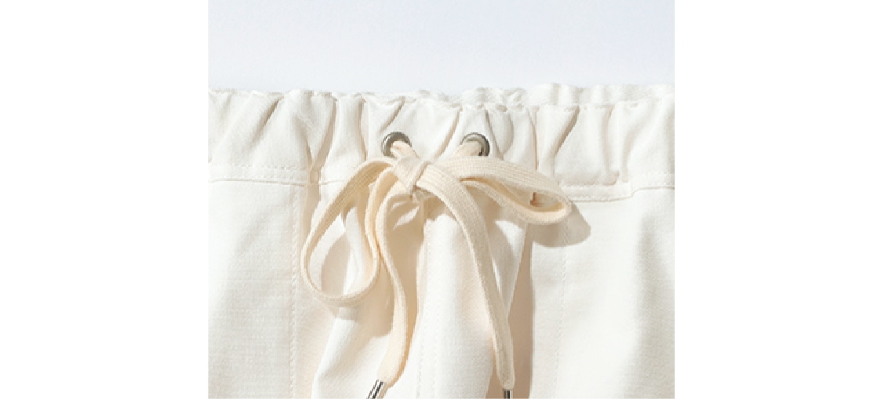 総ゴムとドロストを配したウエスト。着脱しやすく、フィット感の操作も自由自在。