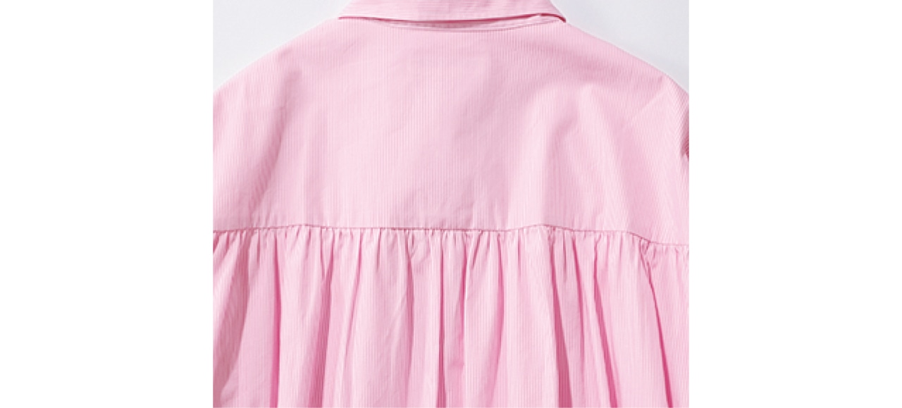 背中にあしらった細やかなギャザーのおかげで、バックスタイルにも自信が持てること間違いなし。