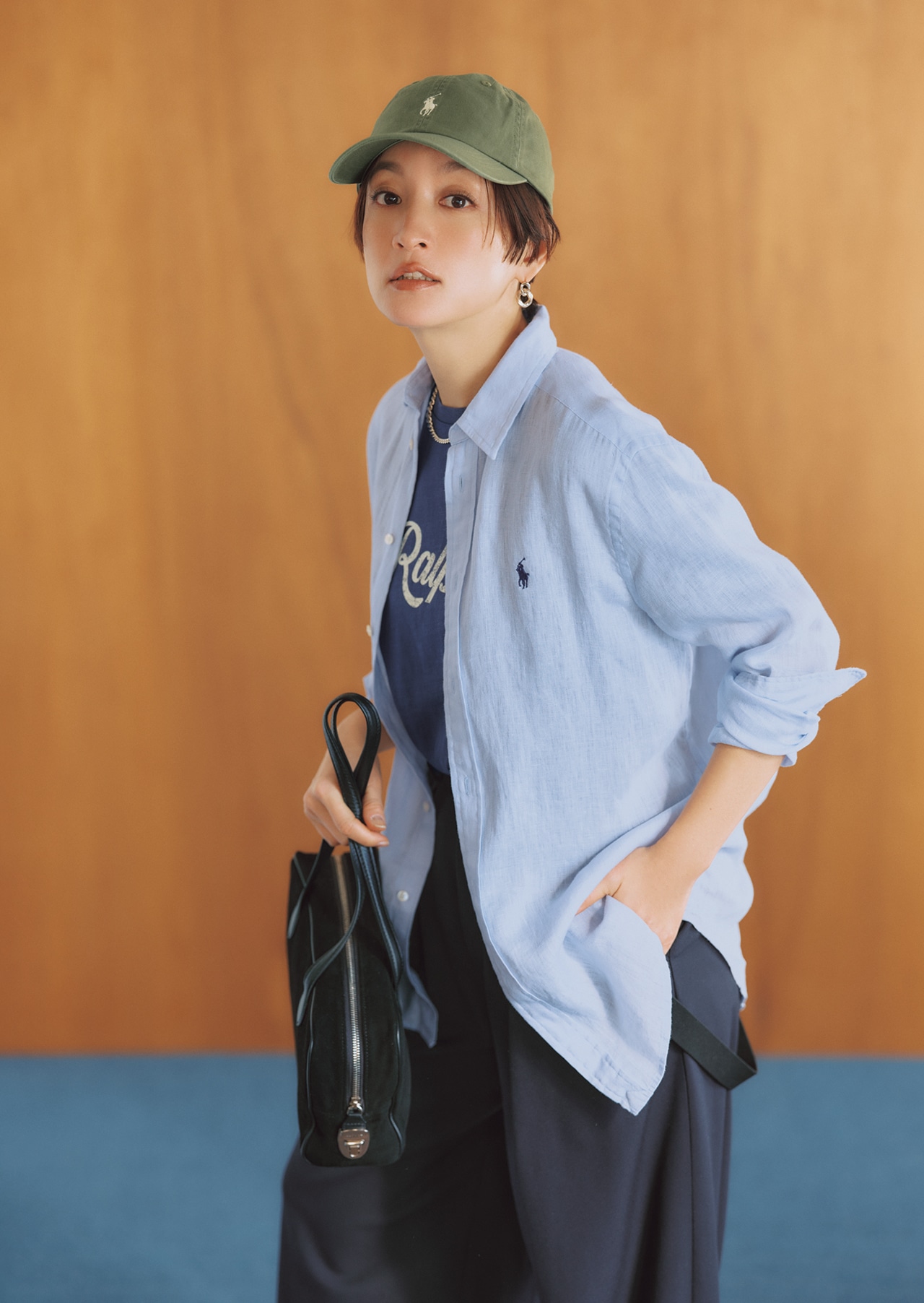 高山都さんのPOLO RALPH LAUREN（ポロ ラルフ ローレン）【洗える】Classic Fit Ralph Logo T-shirtとPOLO RALPH LAUREN（ポロ ラルフ ローレン）【洗える】Cotton Chino Classic Sports CapとPOLO RALPH LAUREN（ポロ ラルフ ローレン）Women's Polo Classic Fit Linen Shirtのコーデ