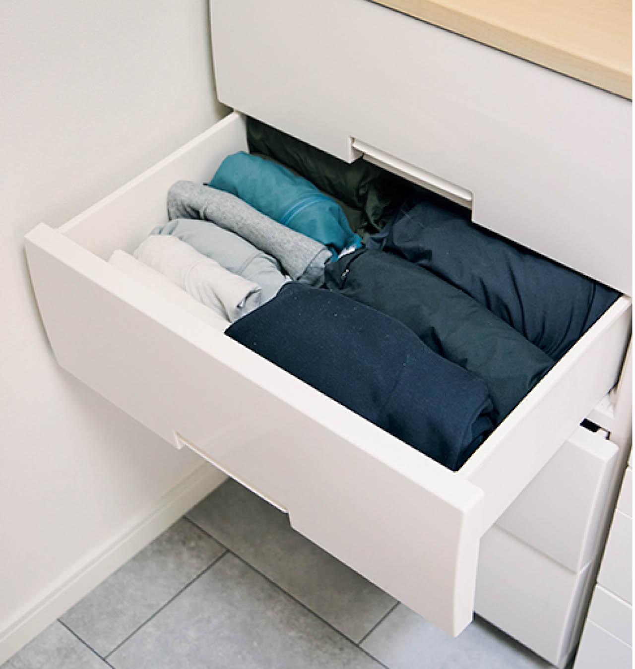 乾いた肌着・パジャマ・アウトドアの衣類などは洗濯室内の家族ごとの引き出しに！