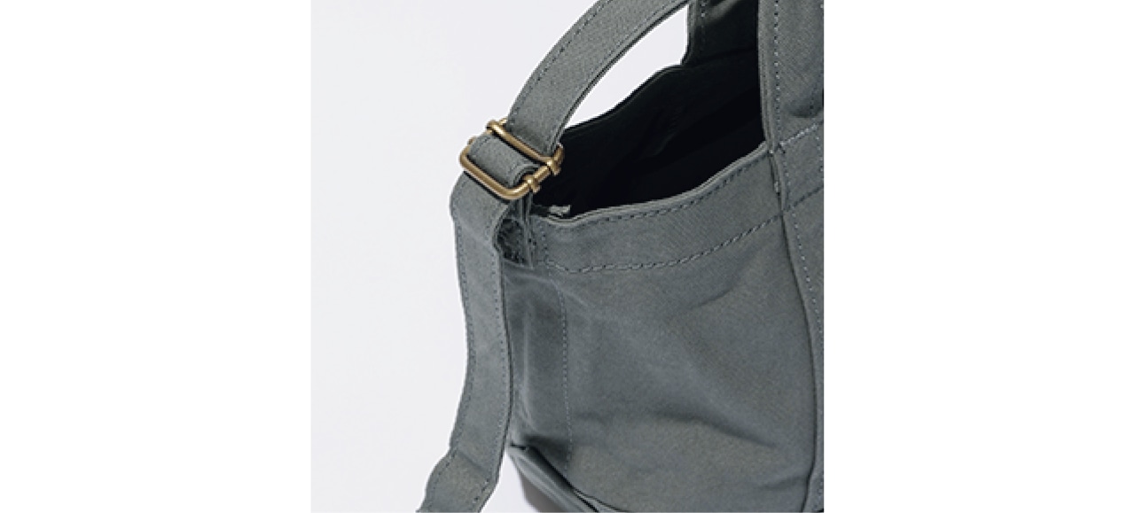 全長約110㎝のストラップはスライド式金具で、長さを自由に変えられます。