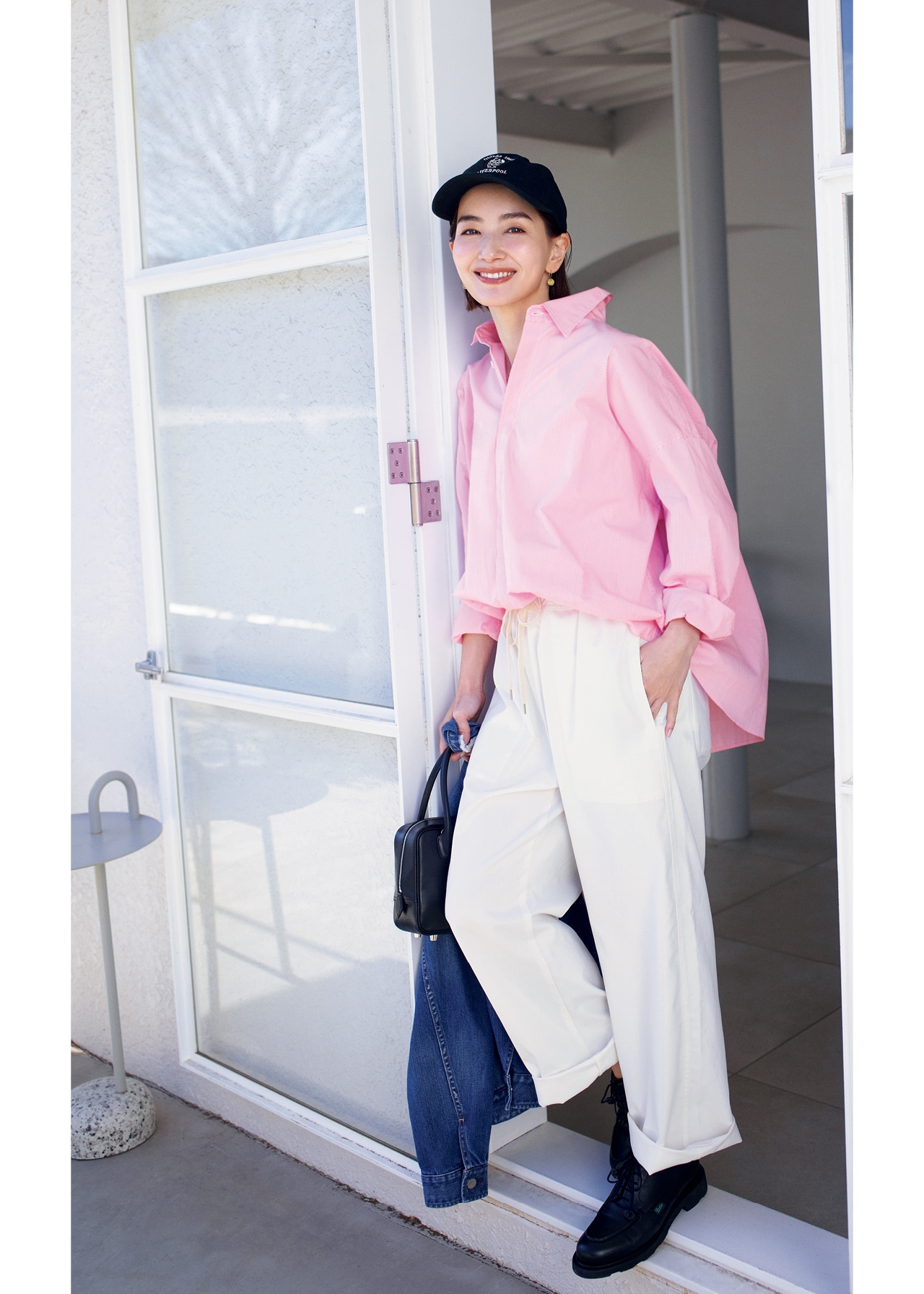 辻元舞さんの12closet（トゥエルブクローゼット）【洗える】【DEAR DAYS】バックフレアオーバーシャツと12closet（トゥエルブクローゼット）【洗える】【ストレッチ】【吸水速乾】【UVカット】【透けにくい】多機能 ザ・エブリバディパンツのコーデ