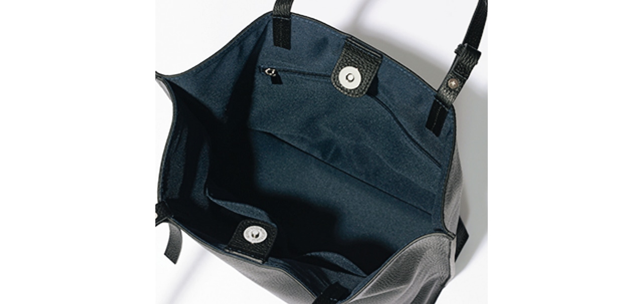 出し入れ口にマグネット付き。中には計3つのポケットが。