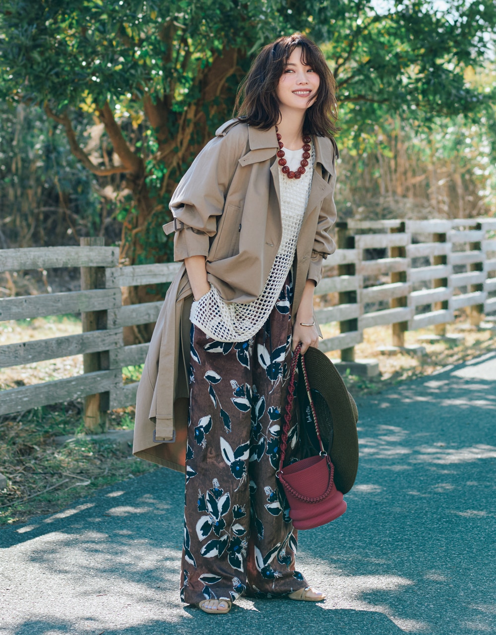 蛯原友里さん 【モダンなヴィンテージコーデ】「Deuxième Classe（ドゥーズィエム クラス）」のトレンチコート