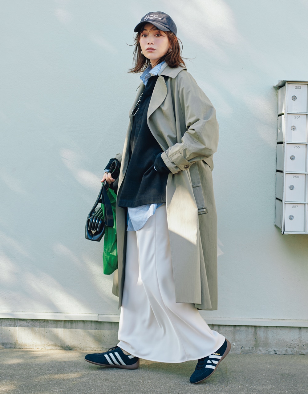 蛯原友里さん 【洒脱なトラッドコーデ】「ebure（エブール）」のトレンチコート
