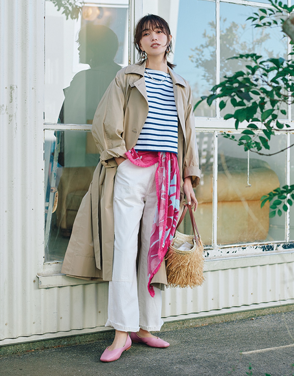 蛯原友里さん スカーフを腰巻きしてさらに華やか