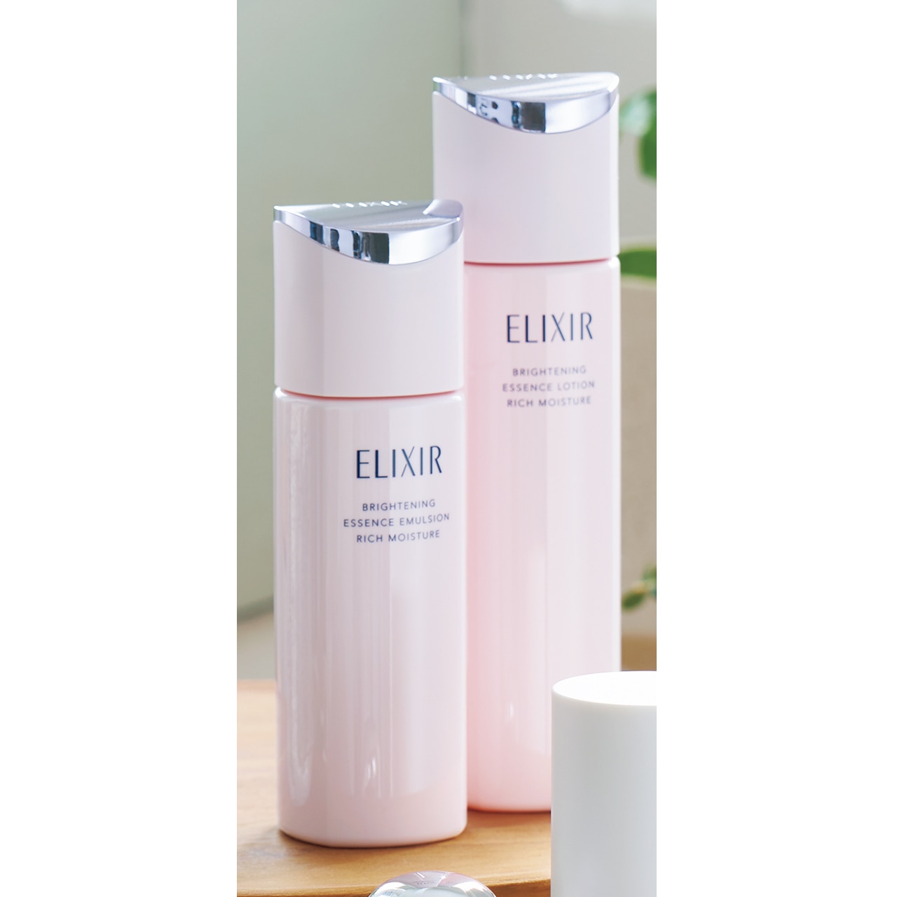 エリクシール
ブライトニング ローション しっとりタイプ ca（医薬部外品）170㎖￥3740・同 エマルジョン しっとりタイプ ca 130㎖￥4400