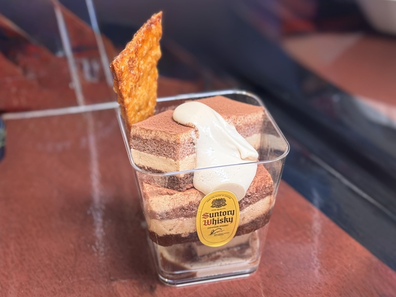 USJ25周年食べ歩きメニュー「ウイスキー角瓶香るティラミス」