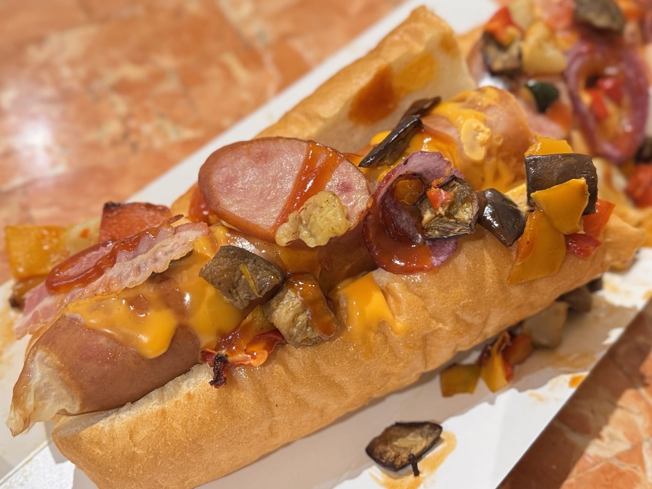 USJ25周年食べ歩きメニュー「アルトバイエルン・ドッグ ～ミート・モンスター～」一部寄り