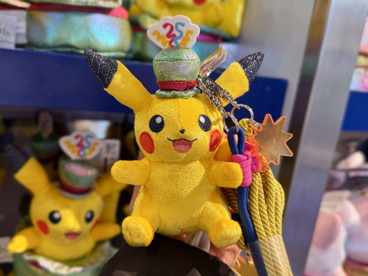 USJ25周年ピカチュウ身に着けグッズ「ピカチュウ」ぬいぐるみキーチェーン