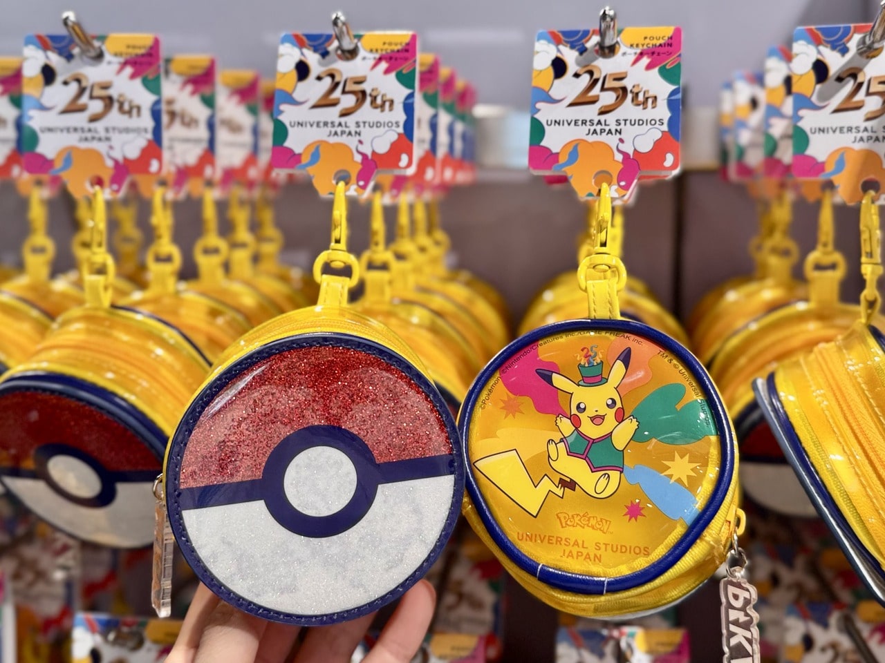 USJ25周年ピカチュウ身に着けグッズ「ポーチキーチェーン」