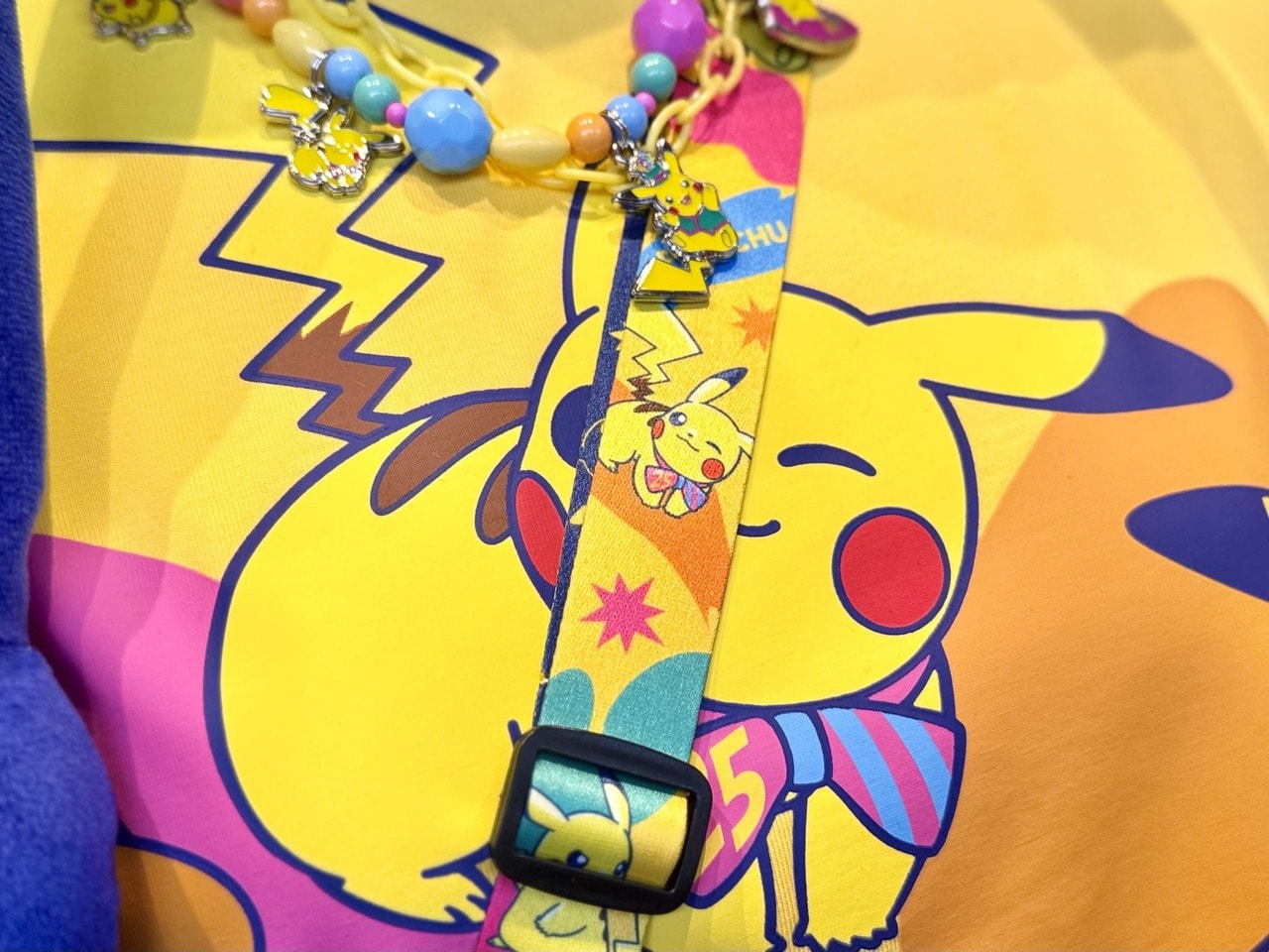 「USJ25周年ピカチュウ身に着けグッズ「ラムネ」着用イメージ別角度