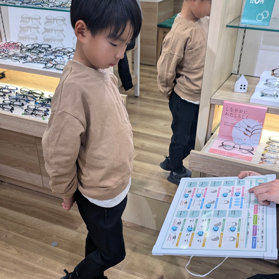 眼鏡選ぶ　眼鏡市場　子供