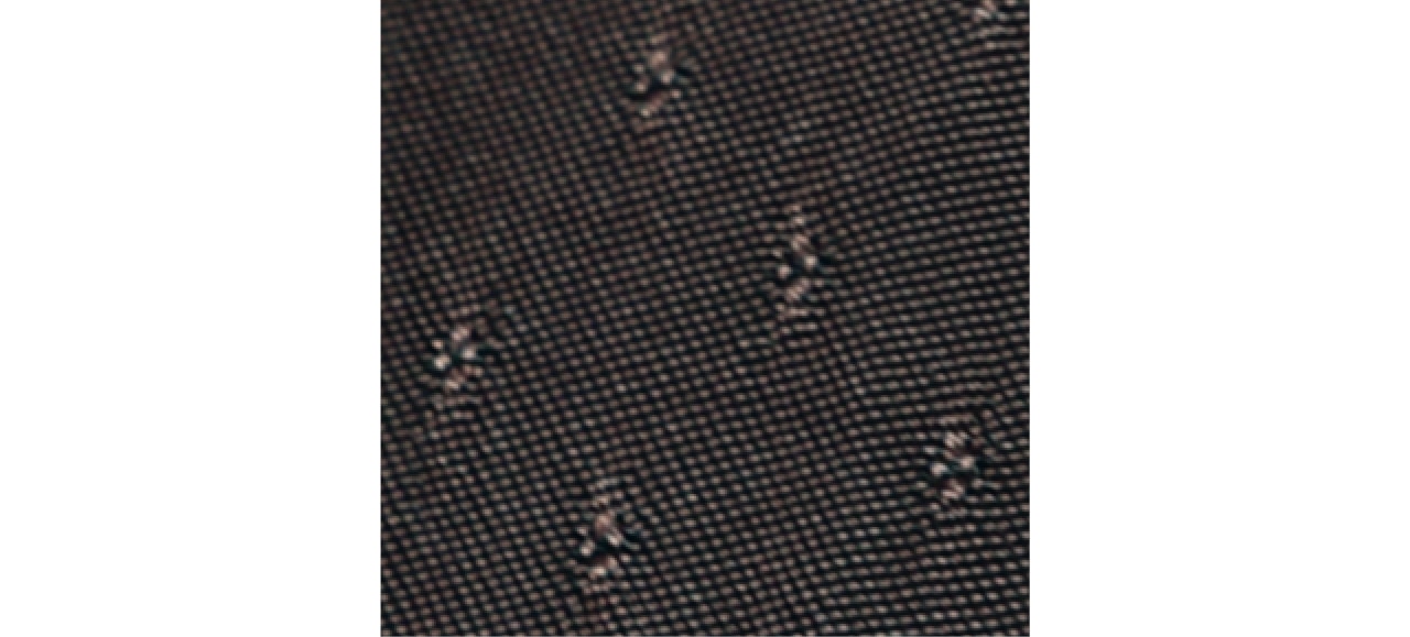 無地に見えて、実はジャカードで表現した凹凸のあるドット柄入り。着こなしにさりげない表情をプラスします。