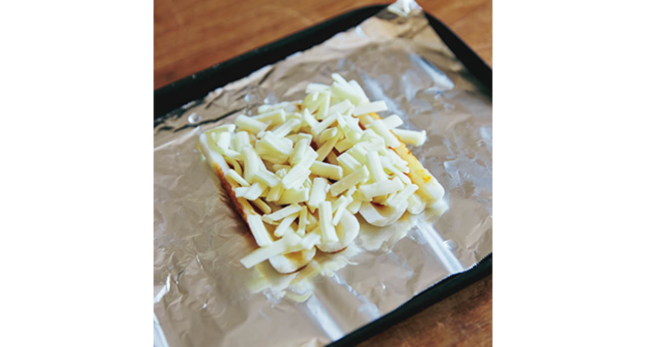 チーズはちくわが隠れるくらいにたっぷりのせて。トースターがない人は、魚焼きグリルを活用してもOK。