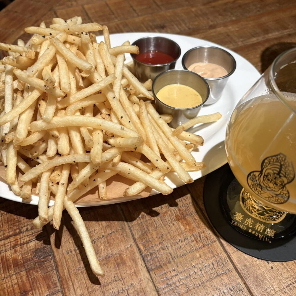 台湾「臺虎 啜飲室大安」　フライドポテトとクラフトビール
