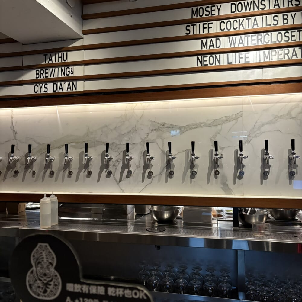 台湾「臺虎 啜飲室大安」　内観、ビールサーバー