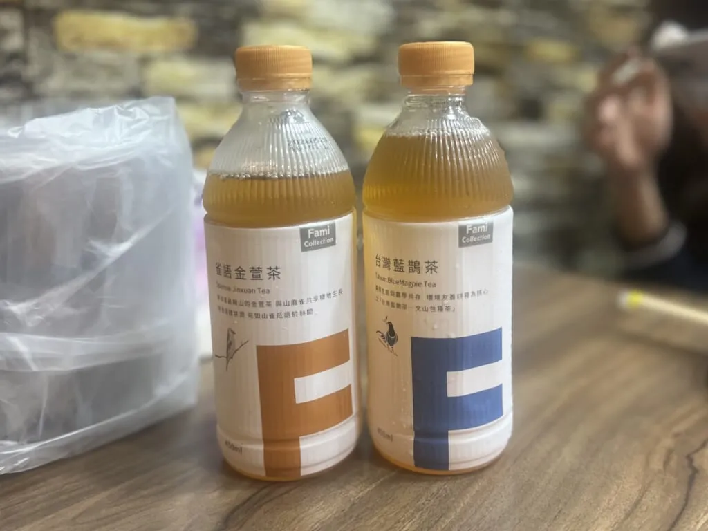 台湾「老爺好蝦」　テーブル、持ち込みのお茶