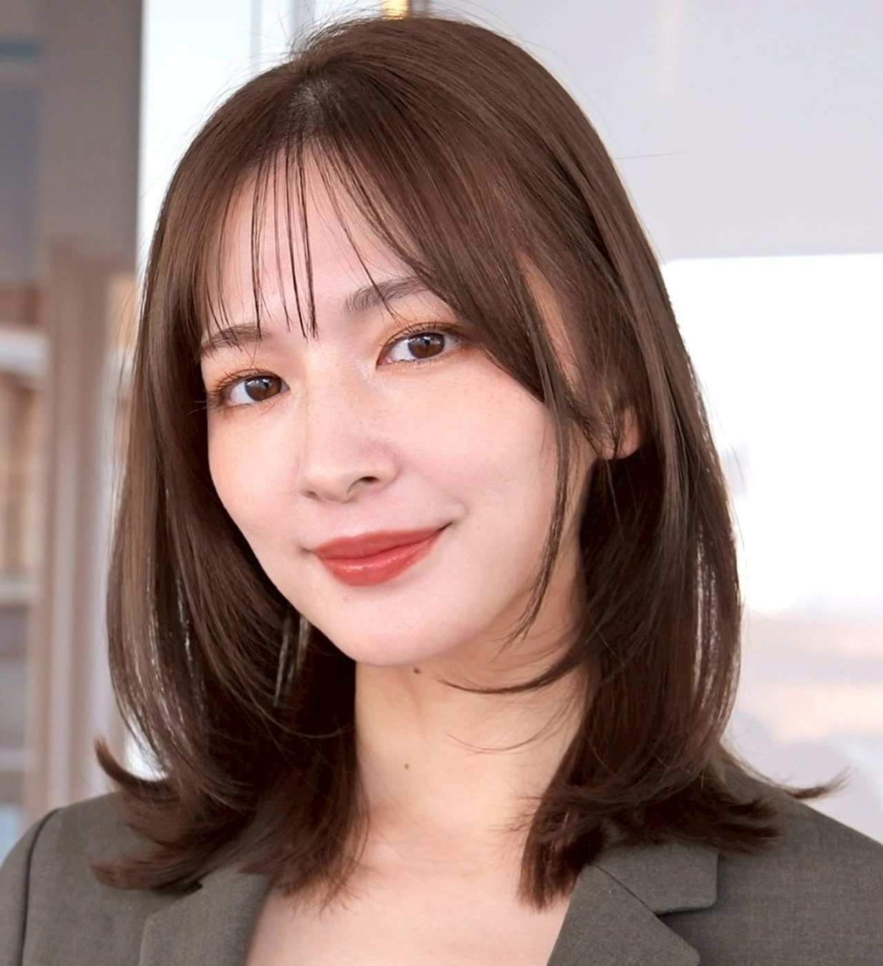 きちんと＆華やかを両立する重く見えないミディアムレイヤー　メインカット