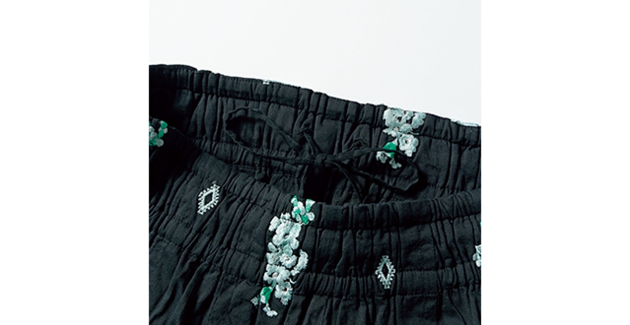 ギャザーゴムのウエストには、フィット感の微調整ができるドローコードをプラス。