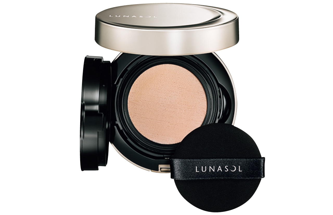 ルナソル ラディアントフロウ メッシュコンパクト SPF17・PA++ 全3色￥10120（セット価格）／カネボウ化粧品