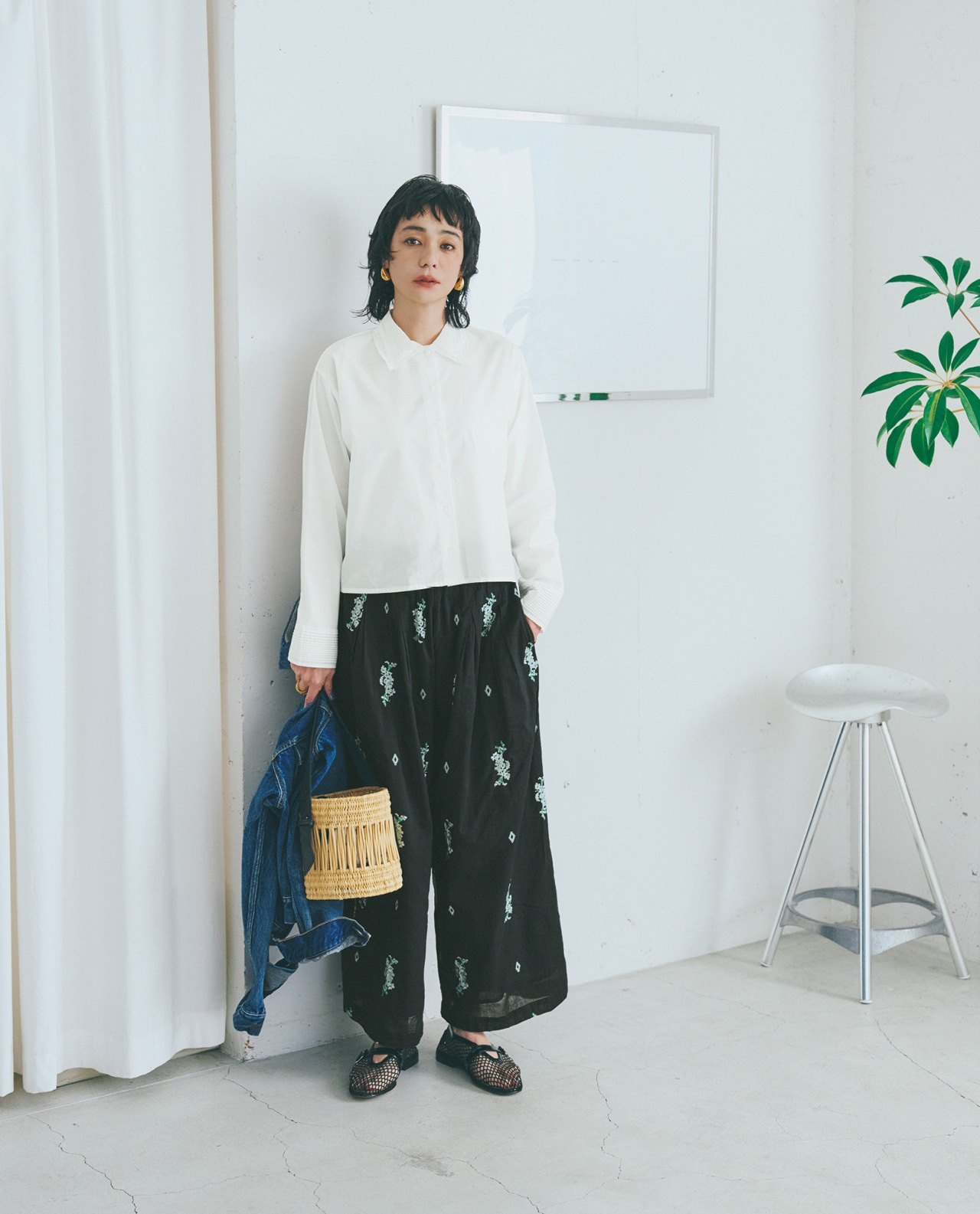 竹下玲奈さんのmizuiro ind（ミズイロインド）【洗える】pin tuck collar shirtとne Quittez pas（ヌキテパ）【洗える】Cotton Voile Jasmine Embroidery Gather Pantsのコーデ