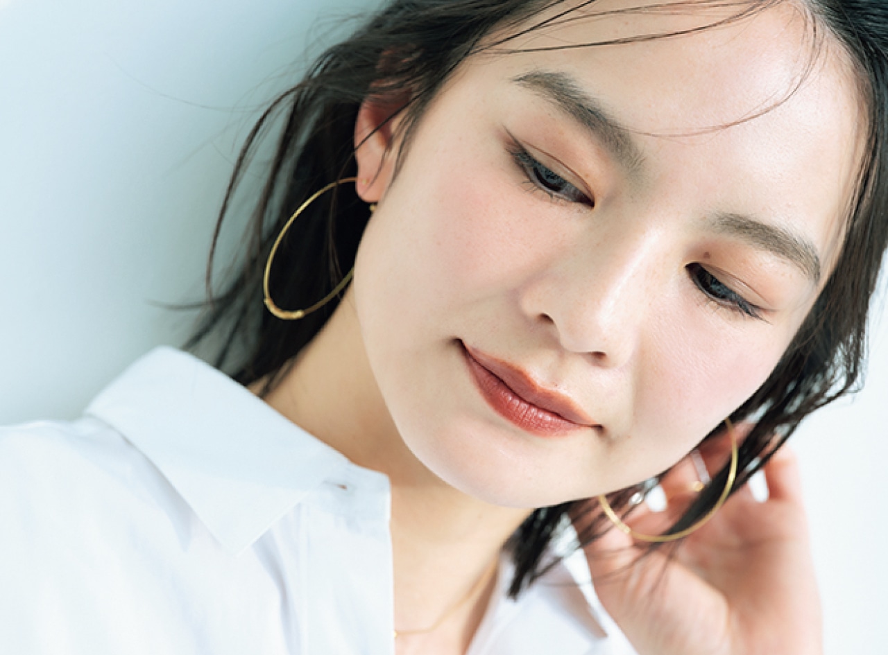 グレージュ＆切れ長ラインで印象的な眼差し