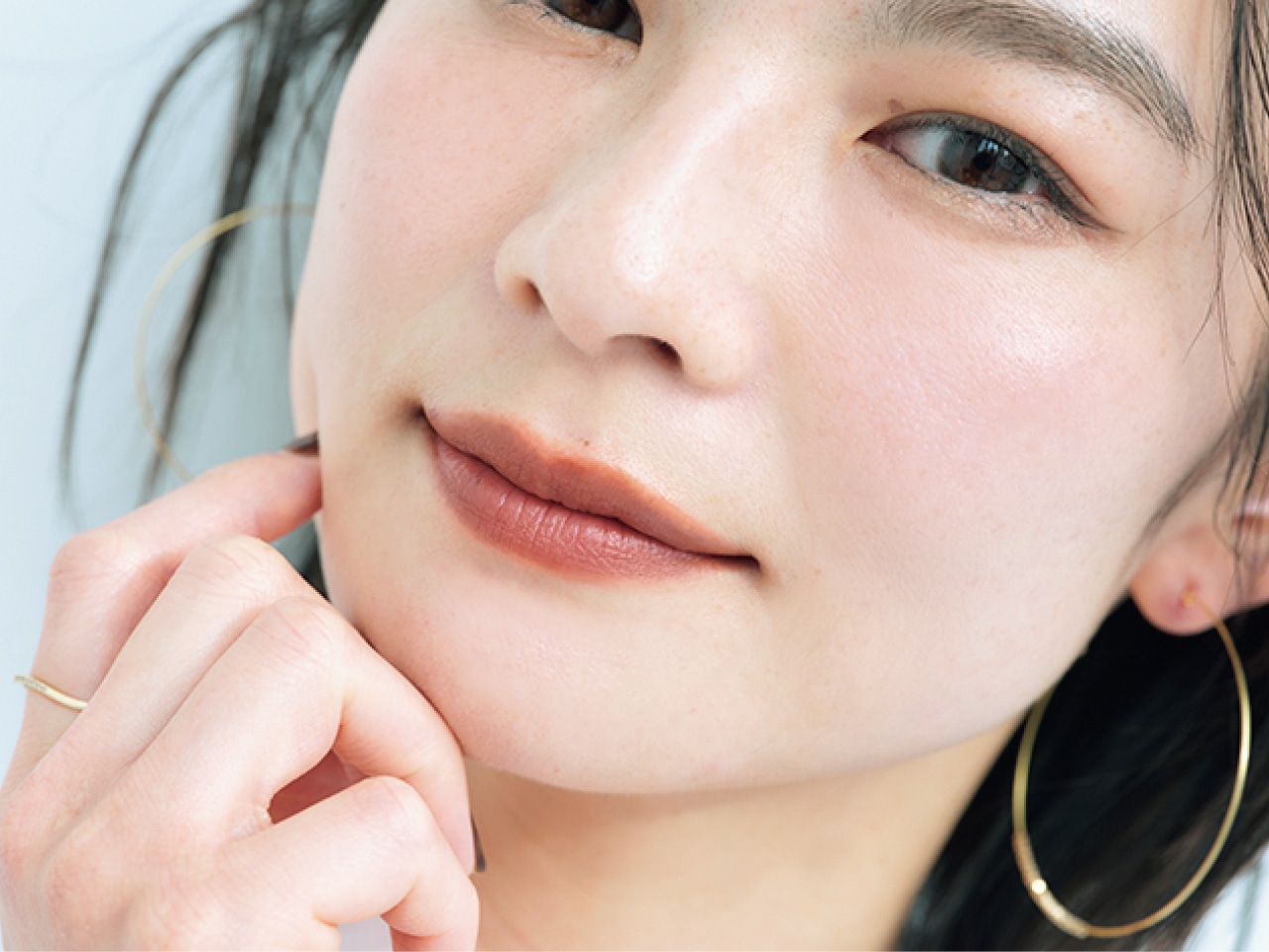 濃色リップをオーバーめにのせて若々しさ＆洒落感UP