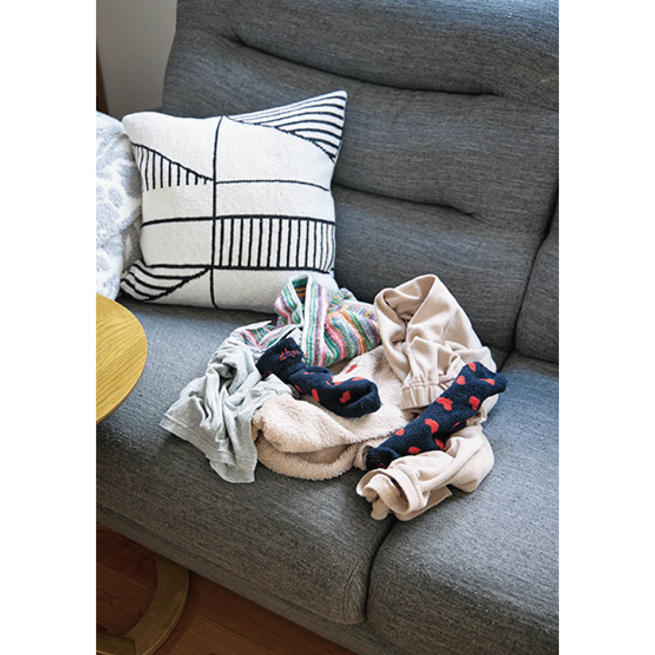 子どもがリビングに衣類を脱ぎっぱなしにしがちで回収が大変！