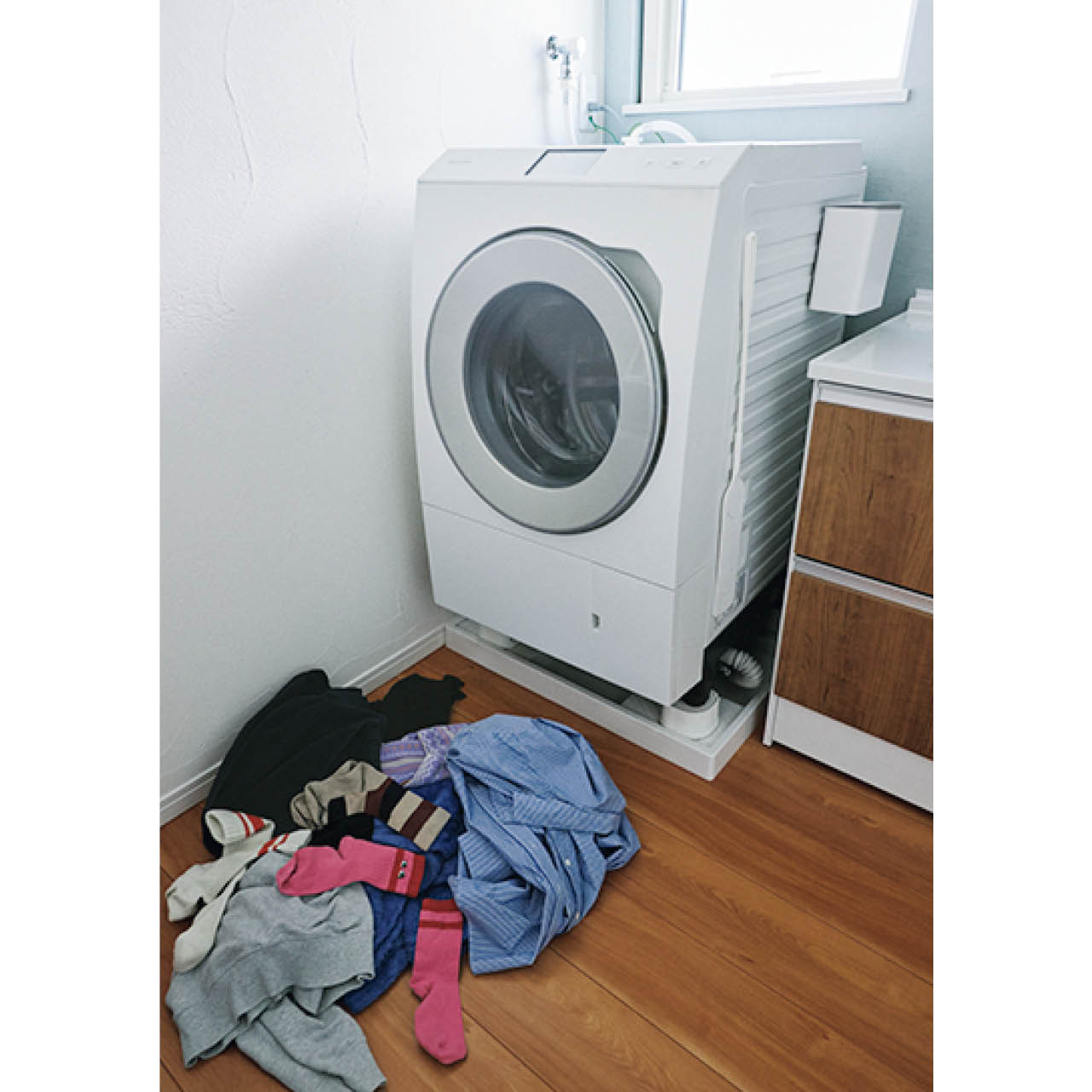 洗う前の衣類を入れるかごを置くスペースがないので、一時的に床置きに…