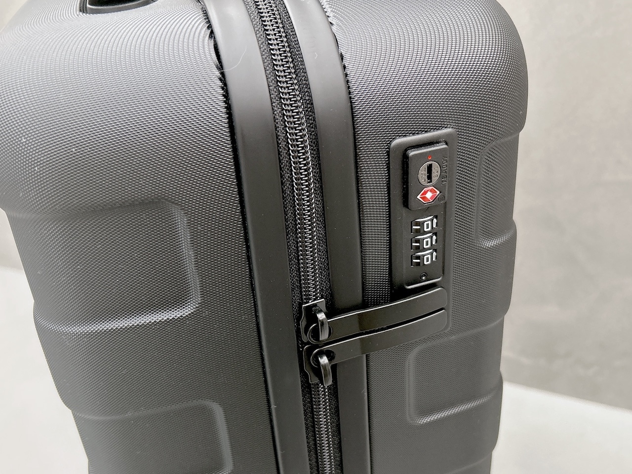 無印良品「バーを自由に調節できる ハードキャリーケース」2026年仕様のダイヤル式ロック