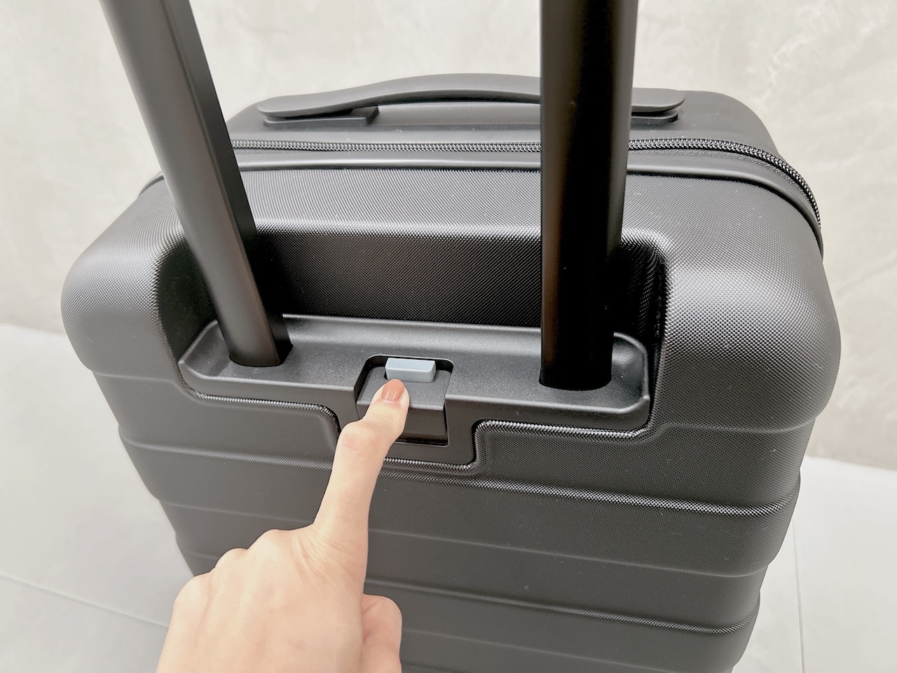 無印良品「バーを自由に調節できる ハードキャリーケース」車輪を固定