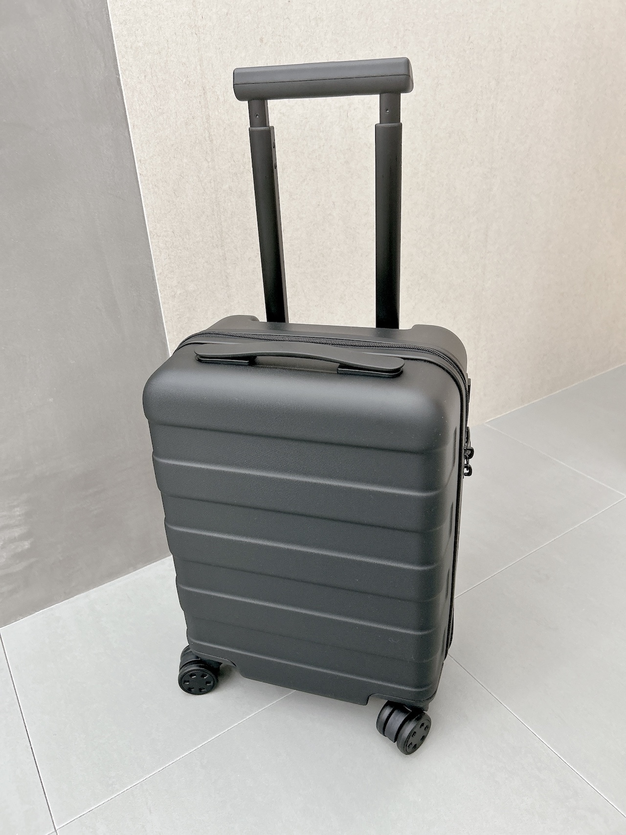 無印良品「バーを自由に調節できる ハードキャリーケース」ブラック・20Lを上から撮影